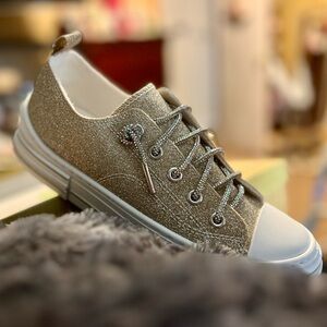 Brand new very G sparkling strings gold glitter sneakers sz 8